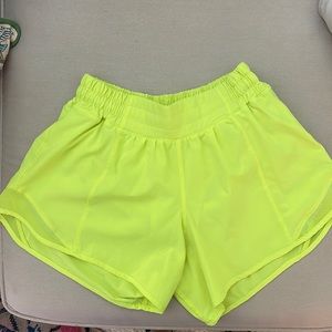 Lululemon Hotty hot 2.5 inseam highlight yellow